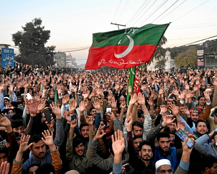 Protesta de seguidores del PTI en Peshawar.