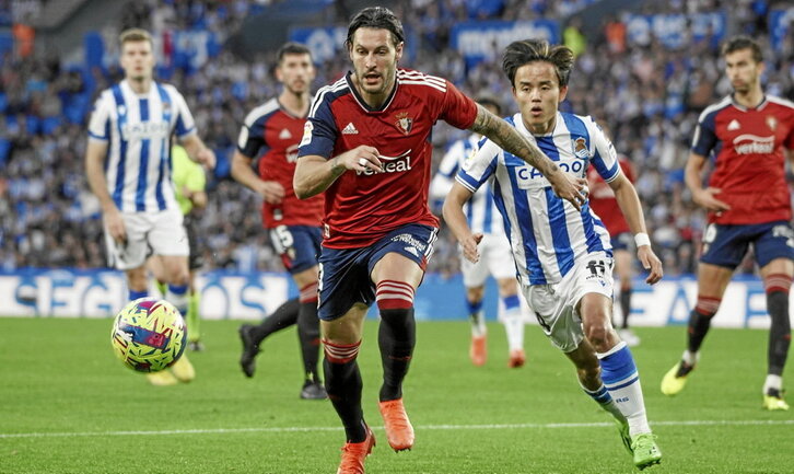 Juan Cruz y Kubo persiguen un balón en el último derbi disputado en Anoeta.
