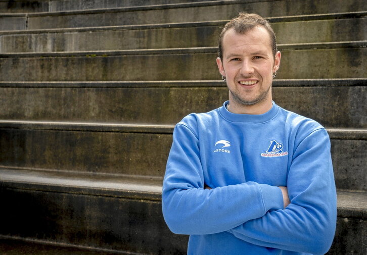 Aitor Elordik ez dio arrazoi zehatz bati egozten euren txakalaldia, baina argi du gorriz jantzita joatearen presioak ez diola askorik eragiten.