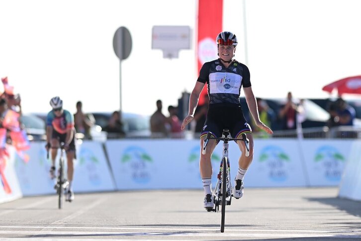 Lotte Kopecky celebra su primera victoria en un final en alto.