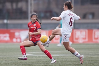 Ane Campos, autora del gol armero, encara a Júlia Mora.