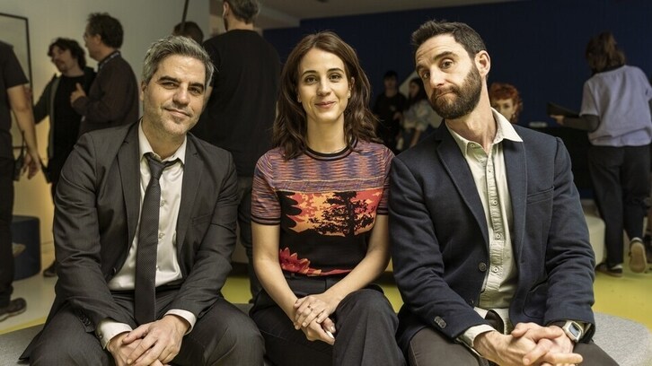 Ernesto Sevilla, Cassandra Ciangherotti y Dani Rovira en el rodaje de 'Cuerpo escombro'.