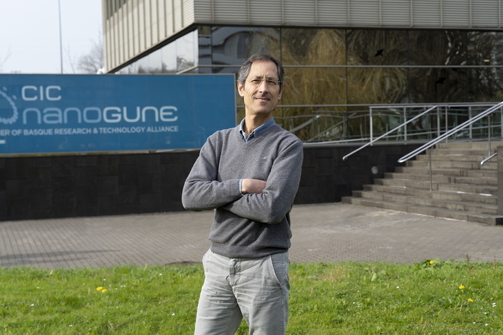 Jose Mari Pitarke, eraikinaren aitzinean.