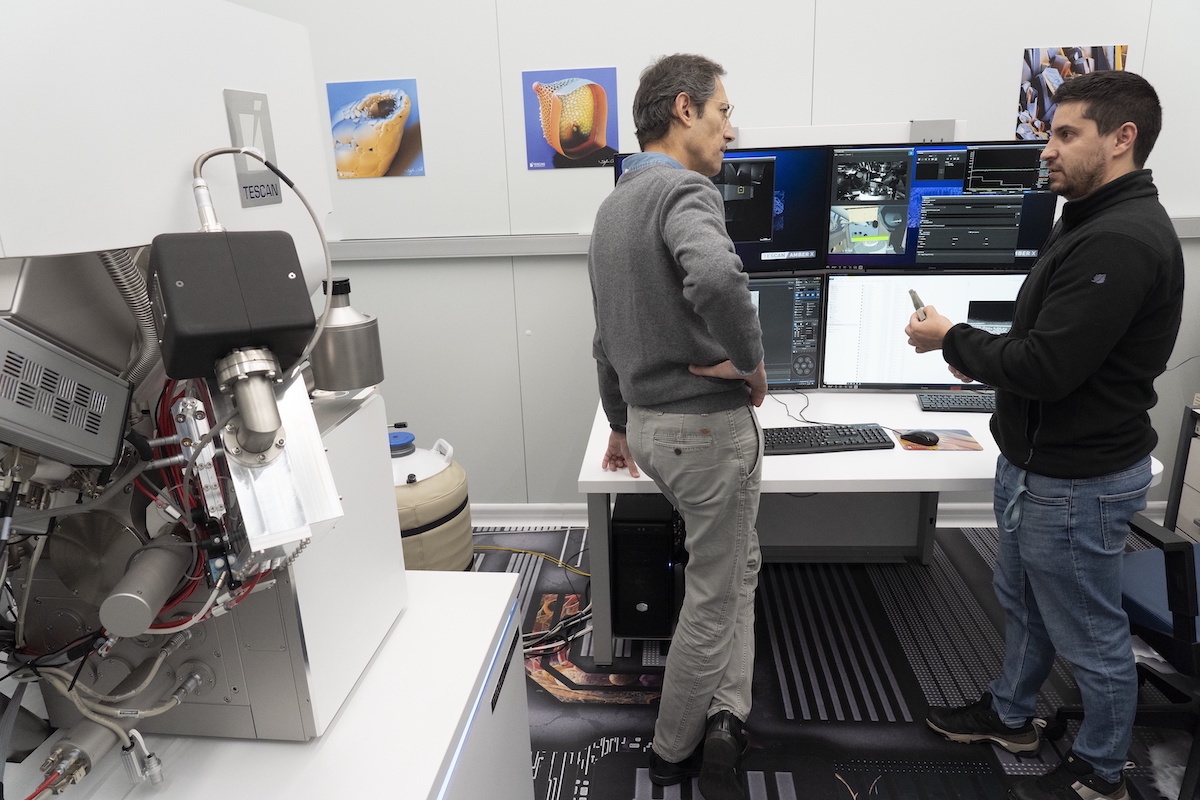 Andrei eta bere taldea enpresa baten materialak aldatzen eta propietateak neurtzen ari da nahieran eraikitako makina honetan.