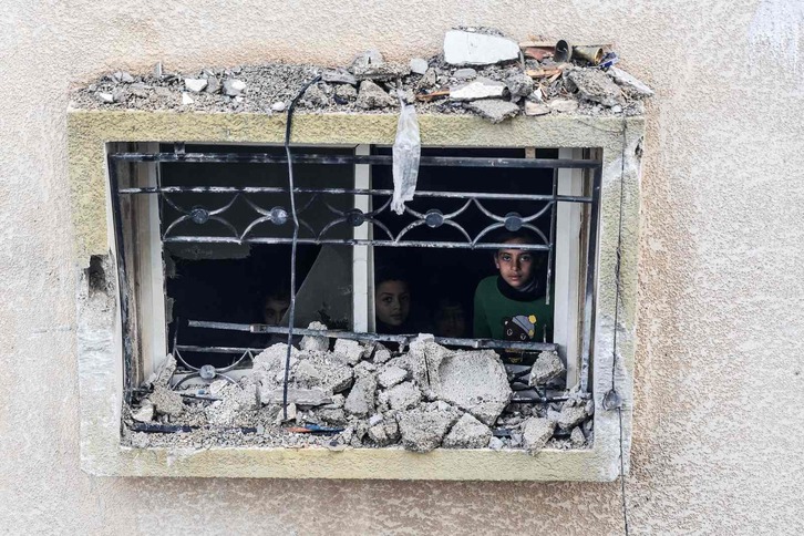 Niños hacinados en un edificio ruinoso de Rafah.