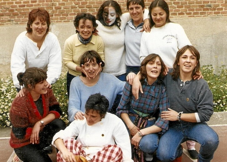 Gizonezko presoak patioan Puerton eta emakumeak, beheko irudian, Yeseriaren.