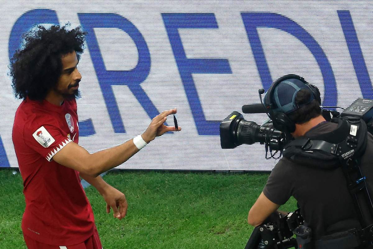 Akram Afif hace un juego de cartas al anotar uno de los tres goles de Qatar. (Karim JAAFAR/AFP)