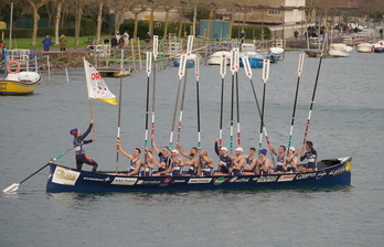 El patrón de Bermeo, Gorka Aranberri, ondea la bandera del Oria.