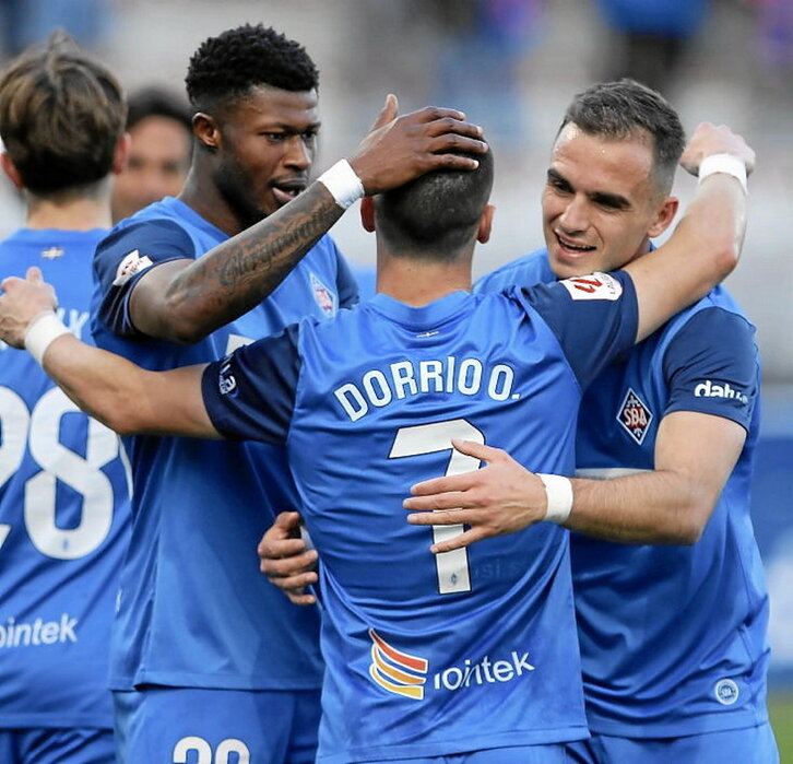 Dorrio se abraza con sus compañeros.