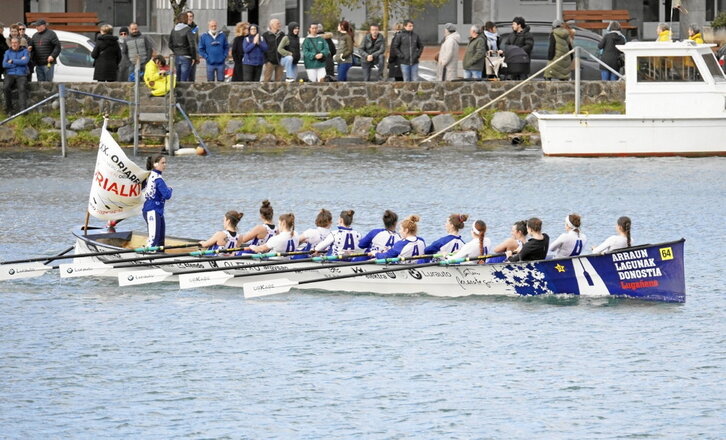 La tripulación de Arraun Lagunak se retira con la bandera del Decenso del Oria.