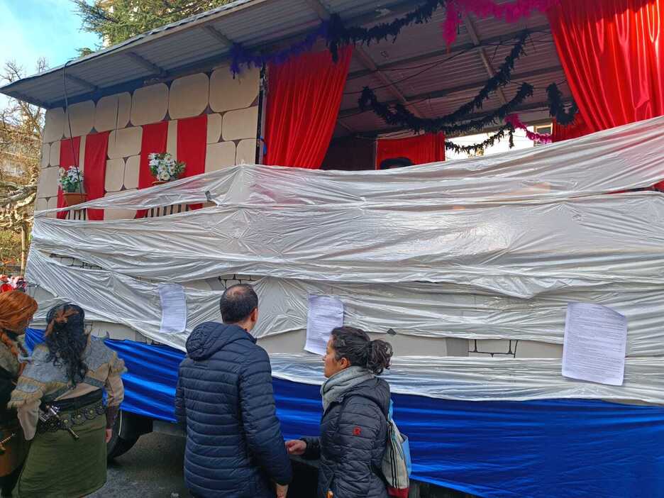 Plastiko txuri batez zigilatu dituzte karrozak.