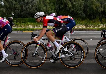 Lotte Kopecky, con el maillot rojo de líder en la última etapa del UAE Tour.