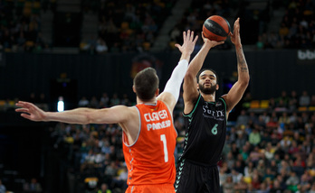 Killeya-Jones lanza a canasta ante la oposición de Claver.