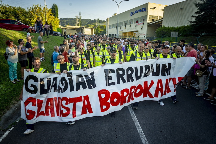 Movilización de los trabajadores de Glavista frente a la fábrica.