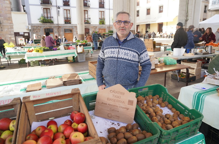 Ordiziako azoka, asteazken honetan. Jose Antonio Elosegi bere sagar eta kiwiekin.