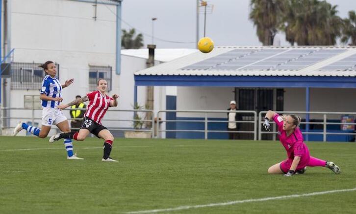 Patricia Zugasti anota el gol que ha adelantado al Athletic al cuarto de hora de partido.