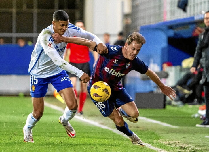 Bautista intenta zafarse de Mouriño.