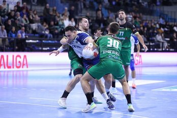 La defensa de Anaitasuna intenta frenar a un atacante del Granollers.