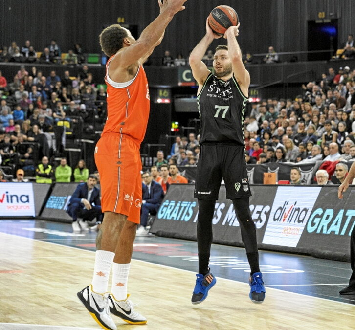 Kristian Kullamae lanza a canasta.