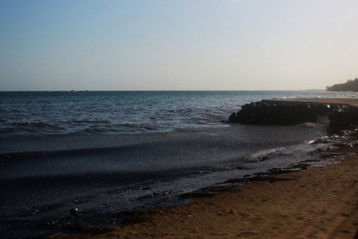 La huella del petróleo vertido por el buque volcado se hace patente en las playas de Tobago.