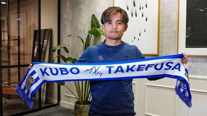 Take Kubo posa con la bufanda de la Real tras ampliar el contrato hasta 2029. 