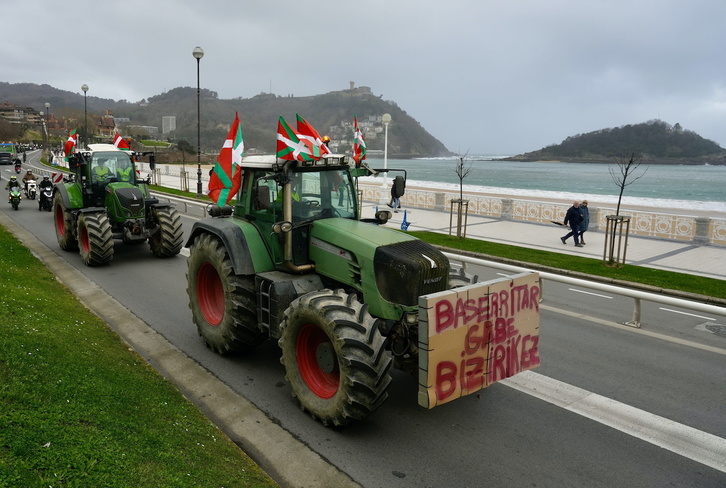Traktoreak Donostiako Kontxa pasealekuan.
