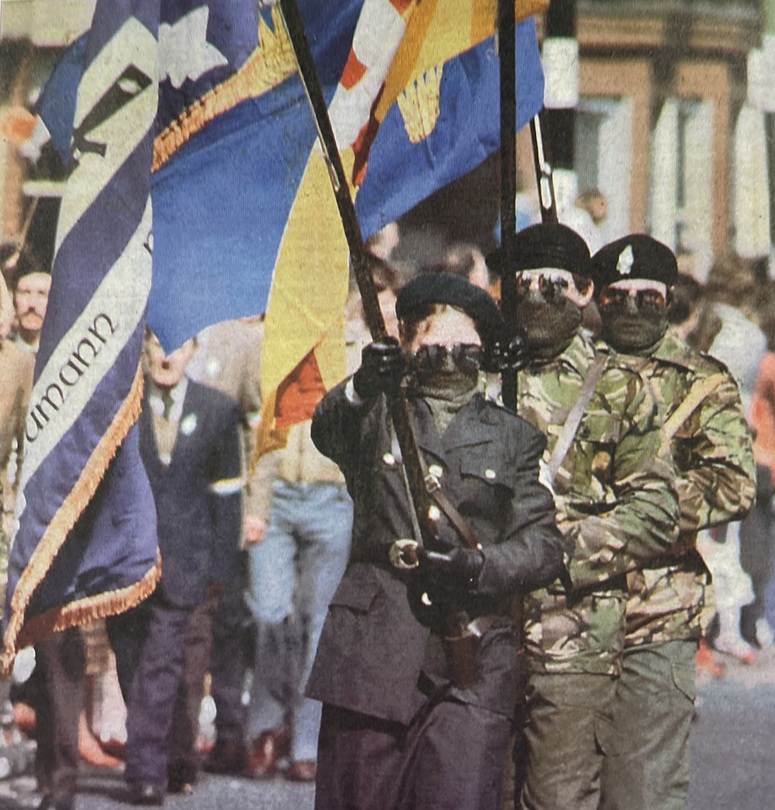 Desfile de miembros de IRA. 