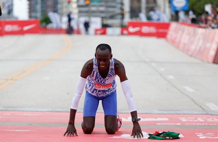 Kelvin Kiptum, tras registrar un nuevo récord mundial en el maratón de Chicago.
