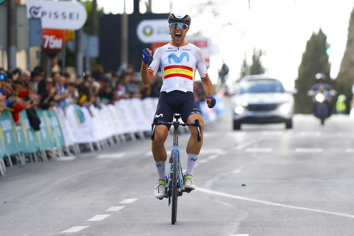 Oier Lazkano, feliz, al cruzar la meta y proclamarse ganador en Jaén.