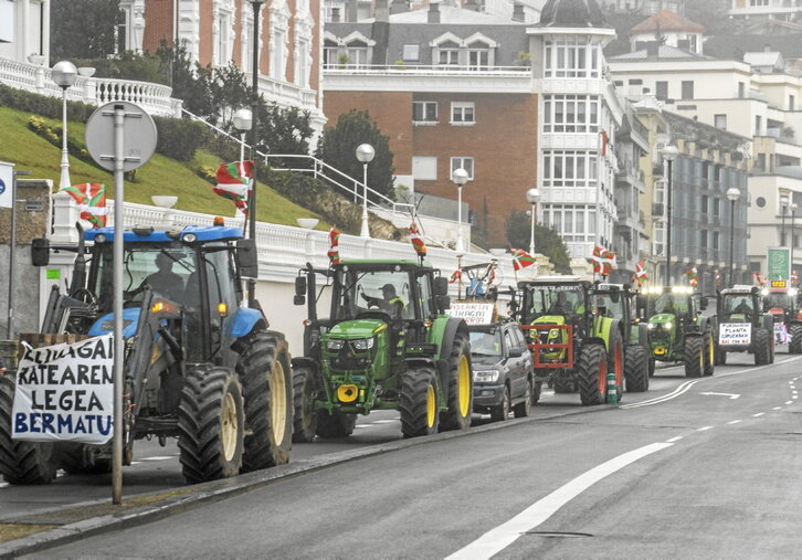 Kontxako pasealekutik sartu ziren traktoreak Donostiako erdialdera.