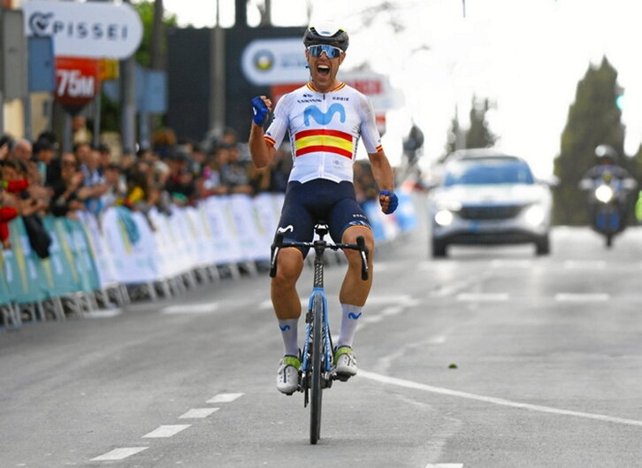 Lazkano, feliz, al cruzar la meta como vencedor.