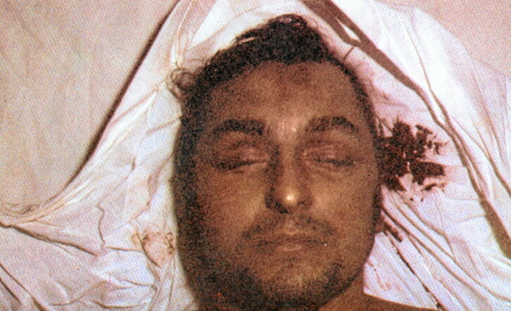 Joxe Arregiren hilotza, hilobiratu ondoren klandestinoki Zizurkilgo hilerrian ateratako argazkian.