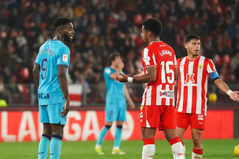 Williams habla con Lozano, delantero del Almería.