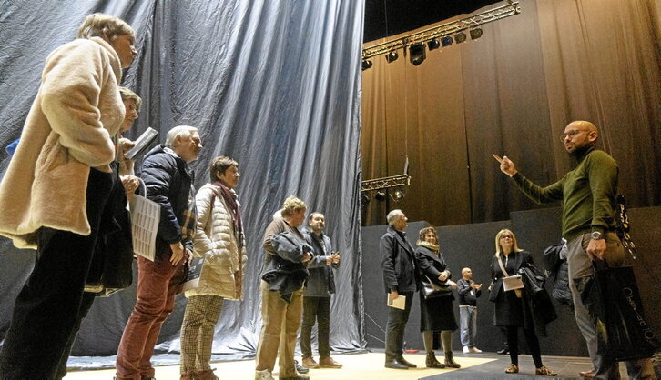 Javier Hortigüela, representante de la ABAO, dando explicaciones al grupo.