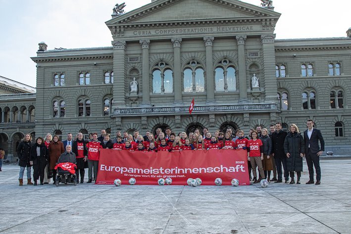 Autoridades helvéticas celebran la elección de Suiza como sede de la Eurocopa ante la casa del Gobierno. (ASF)