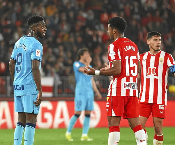 Williams conversa con Lozano, delantero del Almería.