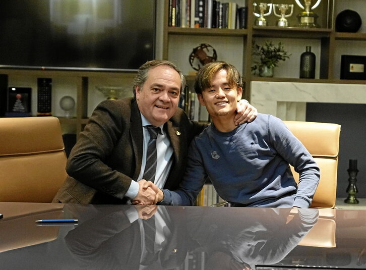 Aperribay y Kubo sellan el acuerdo con un apretón de manos.