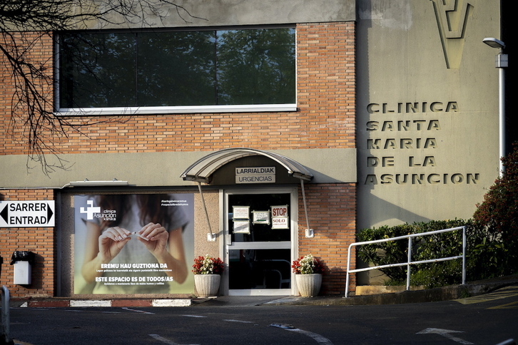 Asuncion erietxeko sarrera. Bertan artatu zuten Ertzaintzak zauritutako gaztea hasieran baina orain Donostiakoan dago.