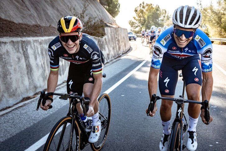 Remco Evenepoel y Mikel Landa, en el entrenamiento previo a la Volta ao Algarve.