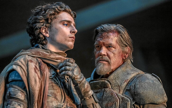 Fotograma de la película «Dune: Parte 2», en la que comparten escena Timothée Chalamet y Josh Brolin en medio de un amplio reparto.