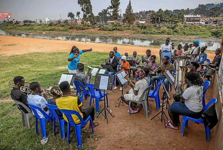 Una banda comunitaria ensaya antes de tocar por las calles de Bwaise, una de las zonas marginales urbanas más grandes de Kampala.