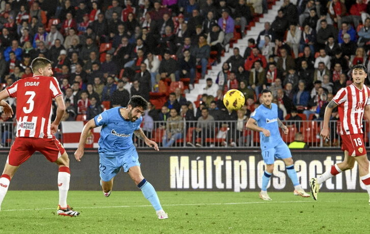 Raul Garciak, burukada batez, gola egiteko abagunea izan zuen Almerian.