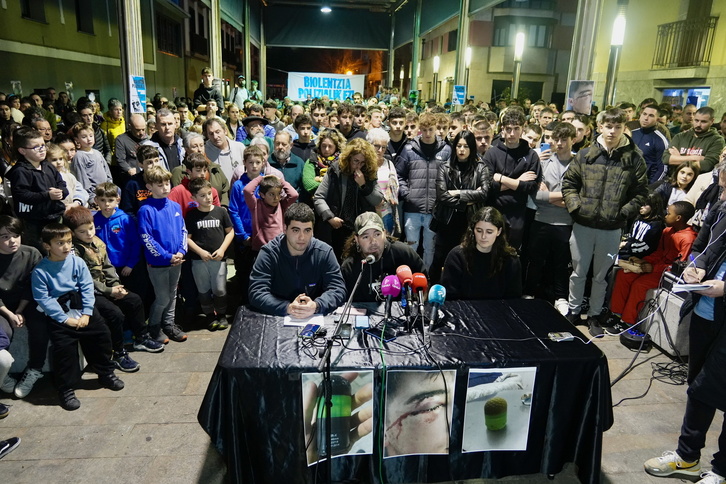 Herritar andanaren babesa izan dute senideek Villabonan eman duten prentsaurrekoan.