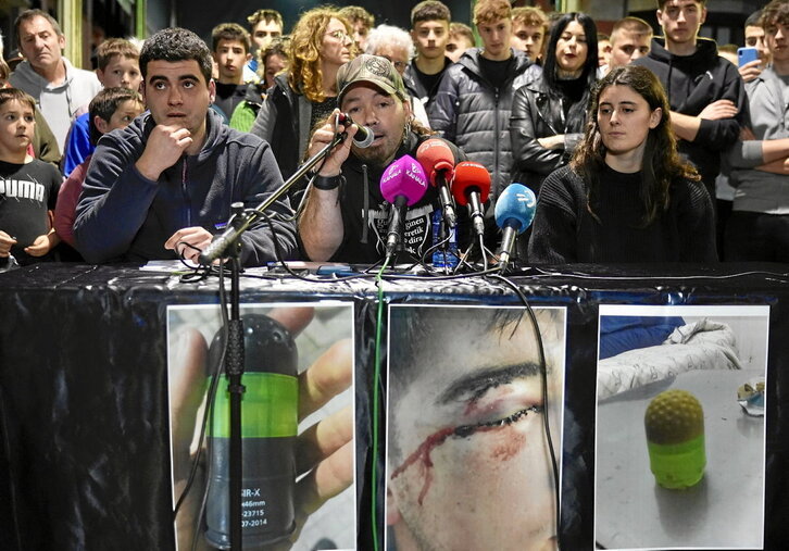 Herritar andanaren babesa izan dute senideek, Villabonan eman duten prentsaurrekoan.