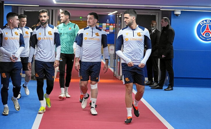 Oyarzabal, con una venda en la rodilla tocada, antes de entrenarse junto con sus compañeros en el Parque de los Príncipes.