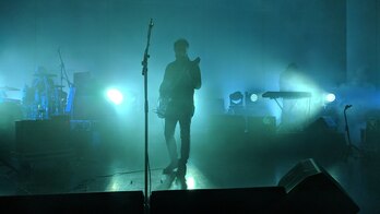 El filme se basa en los complejos días que compartieron Los Planetas a finales de los 90. 