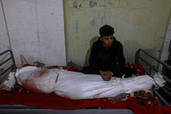 Un joven llora a su familiar muerta en uno de los bombardeos sobre Rafah.