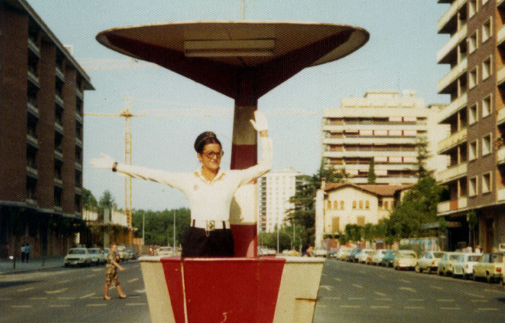 Una de las primeras agentes de la Policía Municipal que reguló el tráfico en Iruñea.