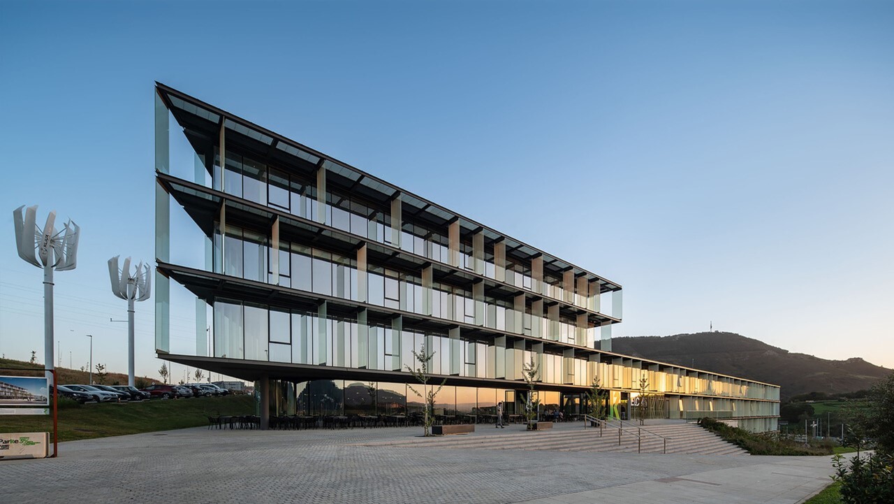 Primer edificio del Parque Tecnológico de Ezkerraldea-Meatzaldea.