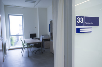 Una consulta de pediatría vacía.